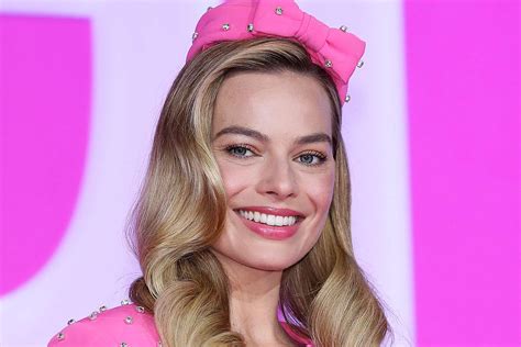 Margot Robbie strips down to her bikini for wild 4th of。